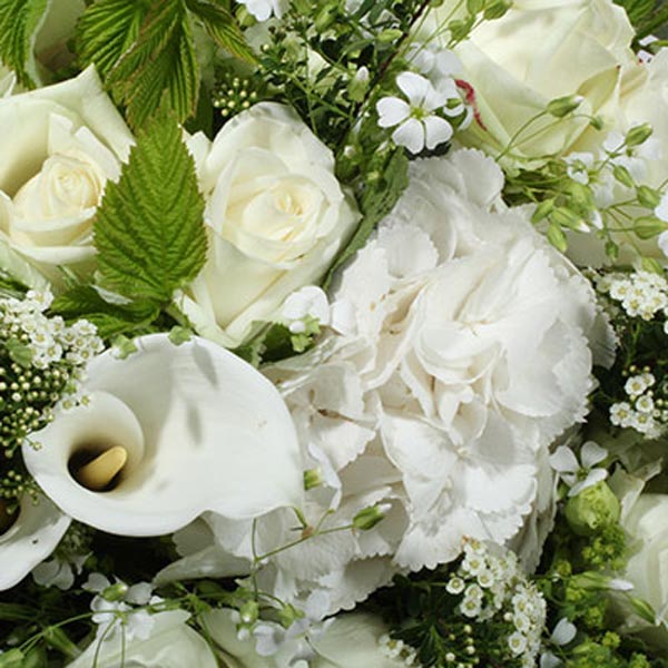 Bouquet rond composé de plusieurs fleurs et feuillages