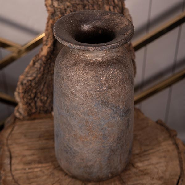 Gros plan sur un vase en grey