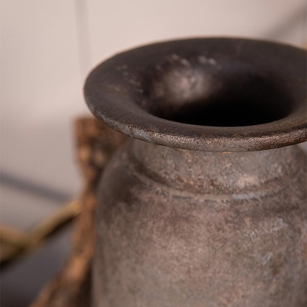 Détails sur le haut d'un vase en grey